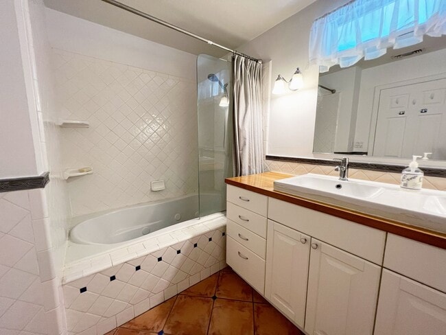 Building Photo - 2 bed 1 bath + Bonus Room