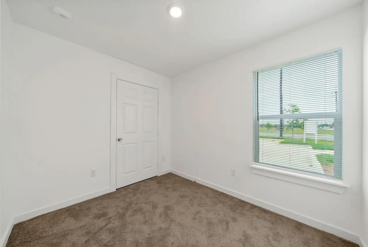 Building Photo - 903 Canterbury