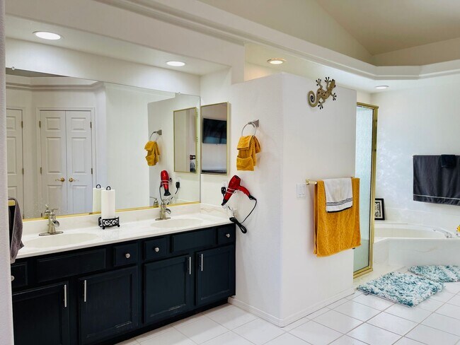Building Photo - Fully Furnished Lakefront Short-Term Renta...