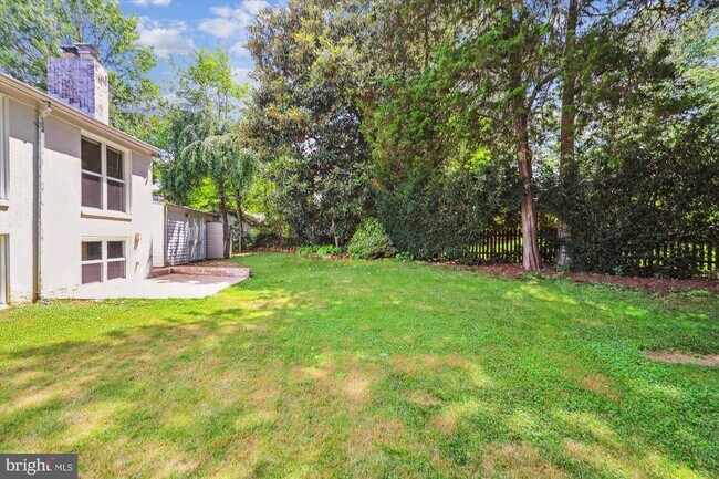 Building Photo - 6916 Southridge Dr