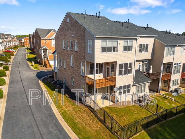 Building Photo - 321 Creekbank Way SE