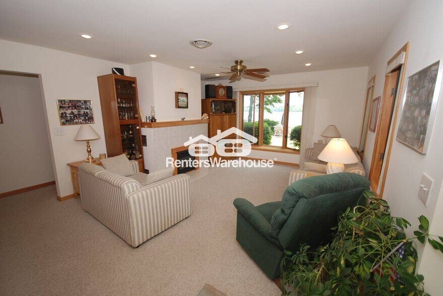 Building Photo - 2310 N Lake Dr