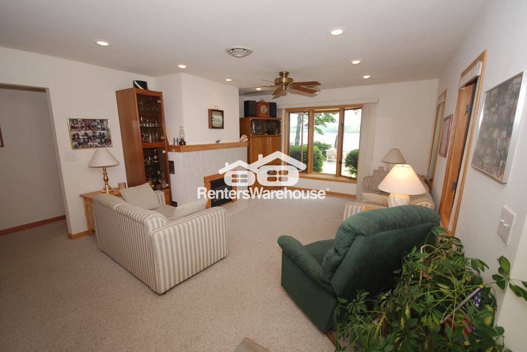 Building Photo - 2310 N Lake Dr