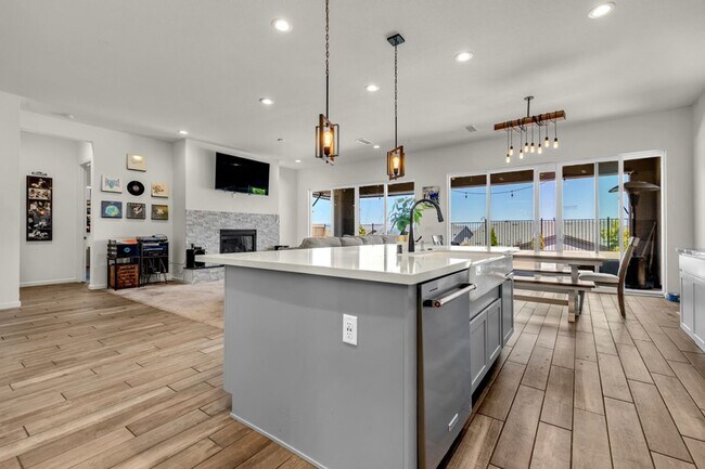 Building Photo - Beautiful Three Bedroom with Mountain V...