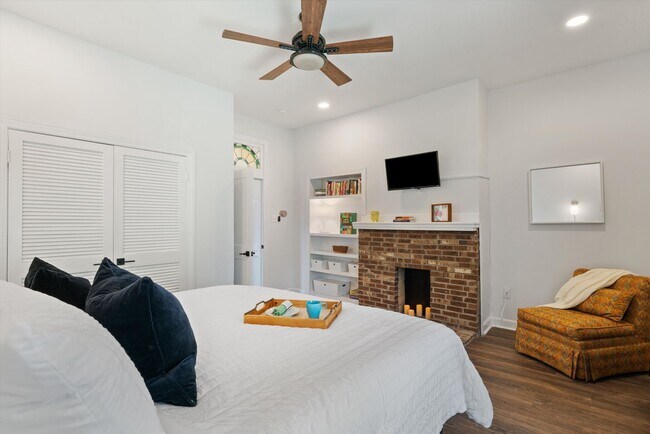 Building Photo - Recently updated and fully furnished Midto...
