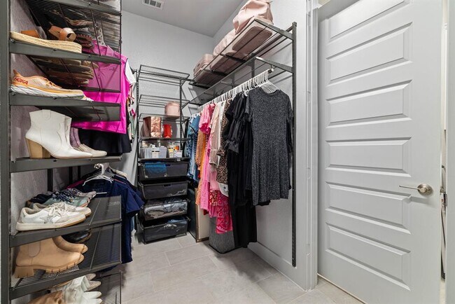 Building Photo - 708 Pinnacle Dr