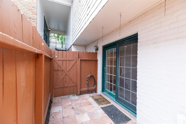 Building Photo - 2229 Mimosa Dr
