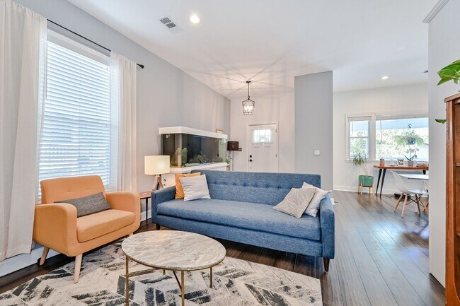 Building Photo - 3 Bedroom 2 Bath Steps near Beltline