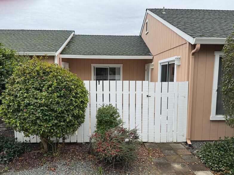 Building Photo - 109 Marina Dr S