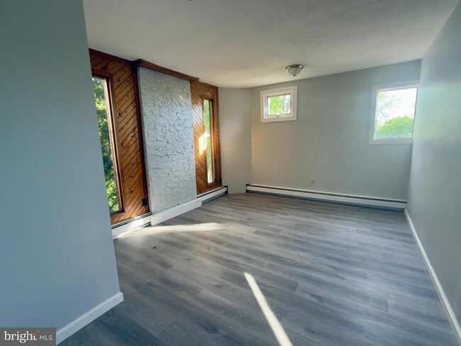 Building Photo - 422 W 6th Ave