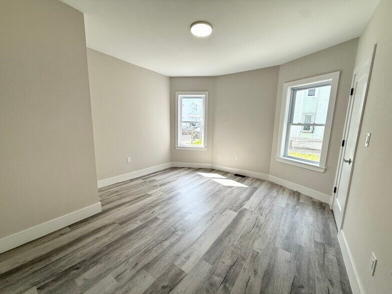 Building Photo - 10 Cawfield St