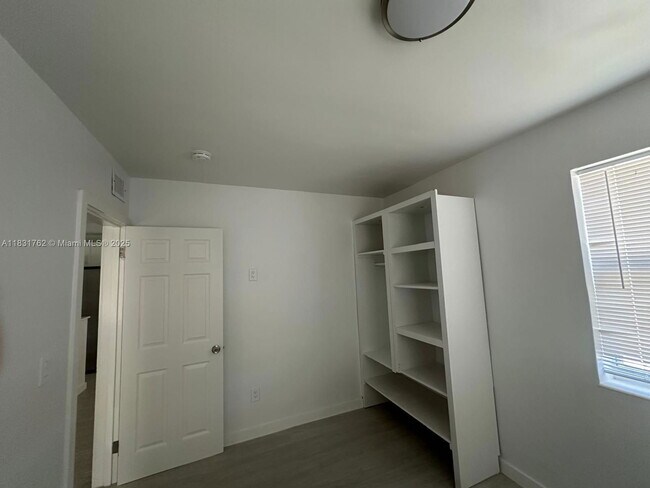 Building Photo - 1754 NE 48th Ct