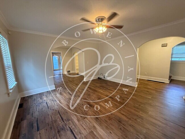 Building Photo - Charming 4 bedroom 2 bathroom close to the University of Toledo.
