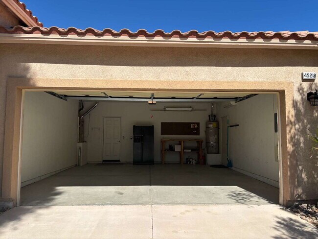 Building Photo - Great Great-Room for Long-term