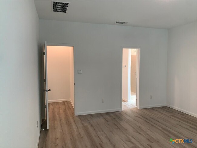 Building Photo - 415 Fig Tree St