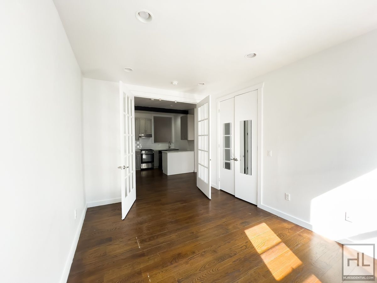 Building Photo - EASTERN PARKWAY / Crown Heights / Spacious...