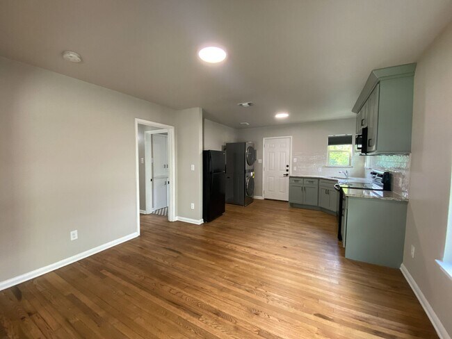 Building Photo - Super Cute, Newly Remodeled, 2bd/1bth hous...