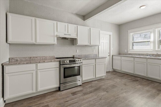 Building Photo - 617 N Parker Ave