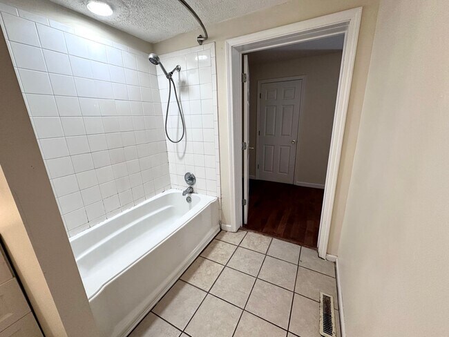 Building Photo - 3 Bedrooms, 2 Bathroom - House in East Rome!