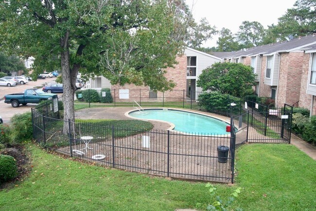 Building Photo - 17331 Red Oak Dr