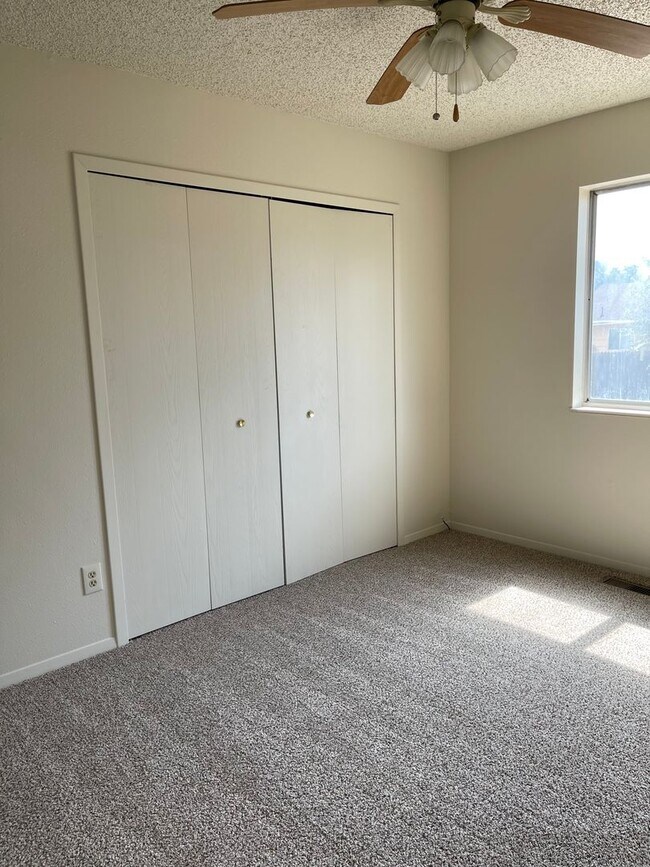 Building Photo - 3 bedroom, 1 bath