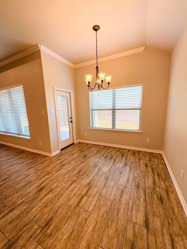 Building Photo - 701 Juniper Dr