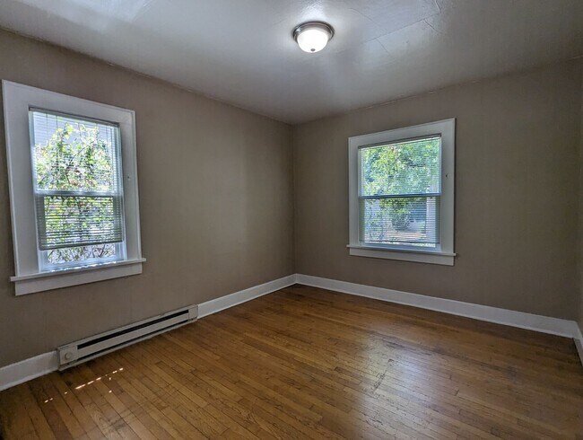 Building Photo - Nice 2 Bedroom, 1-Bath Bungalow Style Home!