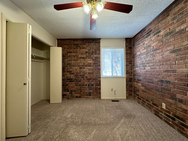 Building Photo - * Move-In Special * * Water Paid ; Washer/...