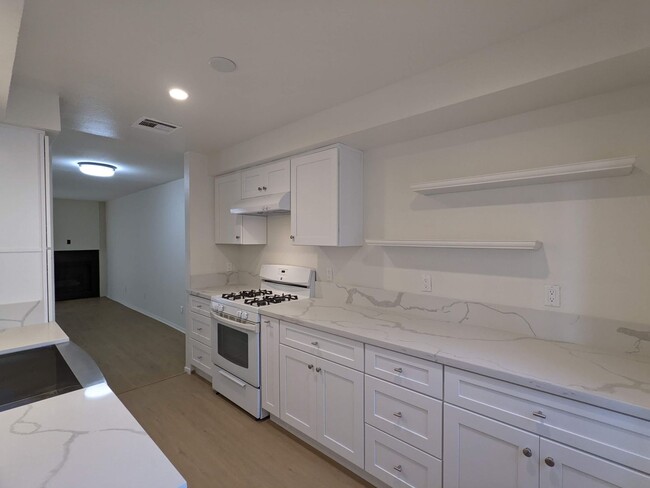 Building Photo - Spacious modern and renovated One Bedroom ...