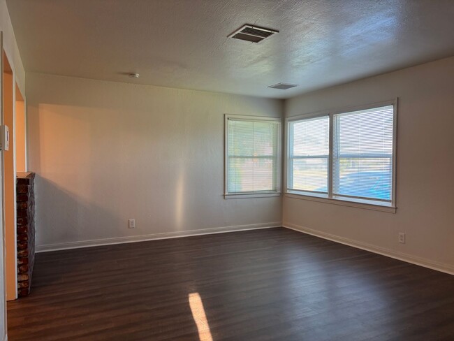 Building Photo - Central North home with big backyard, dual pane windows & more!