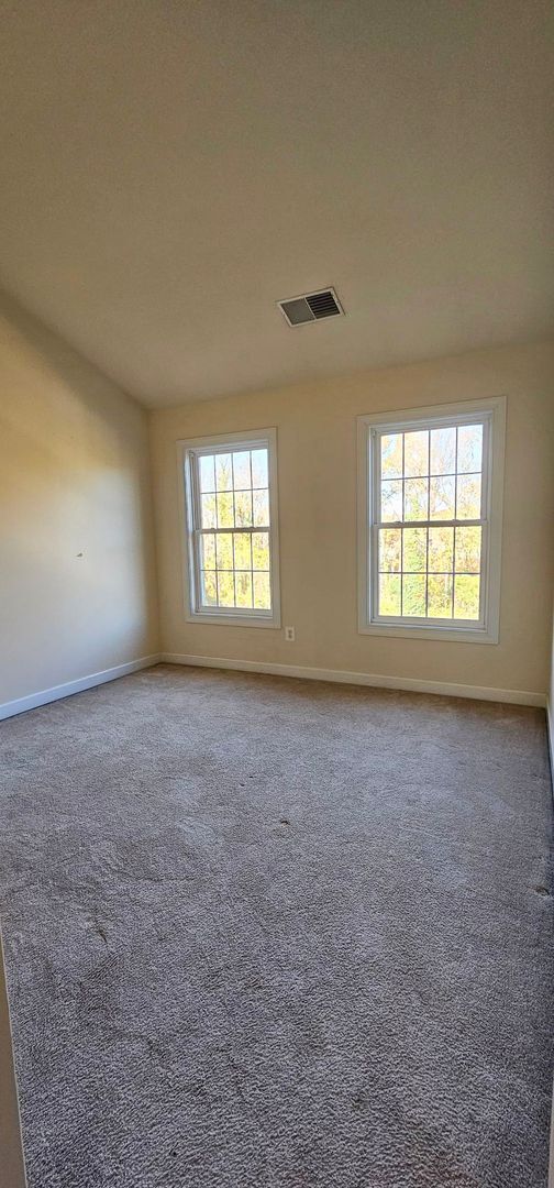 Building Photo - Beautiful And Spacious 3 Bed 3.5 Bath Bric...