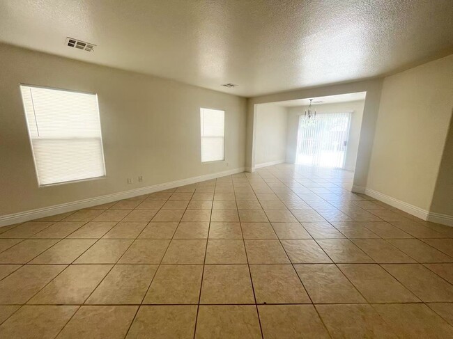 Building Photo - Beautiful two-story single-family house
