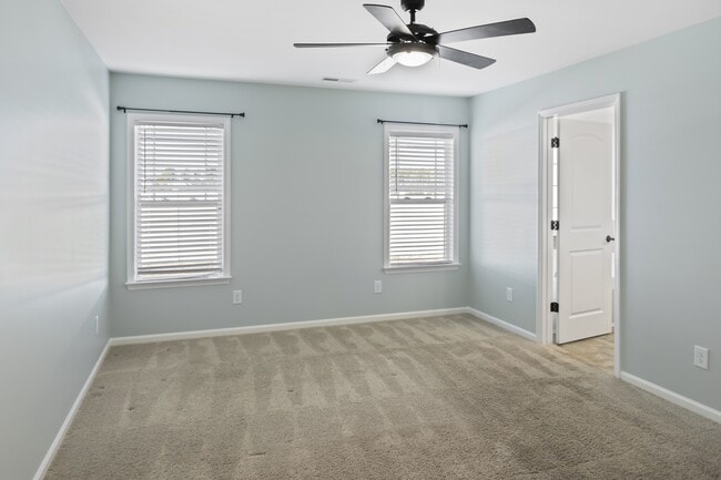 Building Photo - 704 Jade Ln