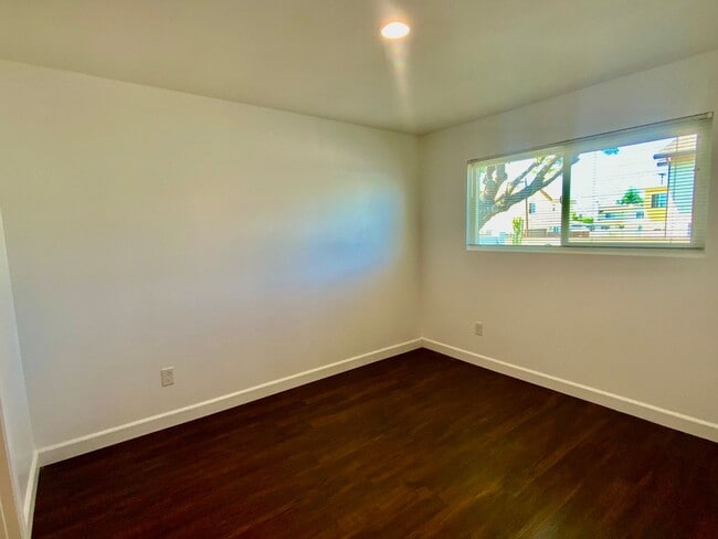 Building Photo - 3 bd/2ba Cottage with alley Access