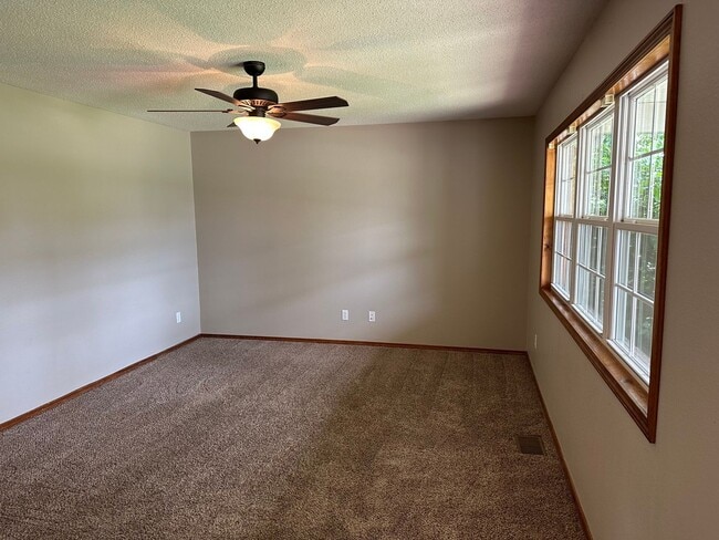 Building Photo - 4 Bed 2.5 Bath w/ Fenced Yard