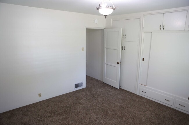 Building Photo - 185 S Myrtle Ave