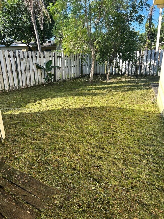 Building Photo - 250 NE 41st St