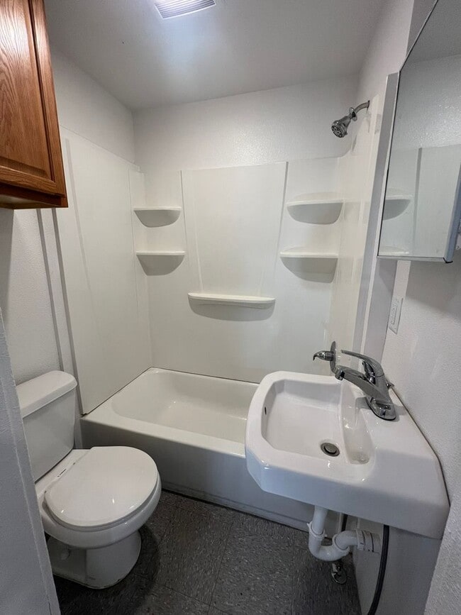 Building Photo - Newly Renovated 2 Bedroom, 1 Bathroom Home