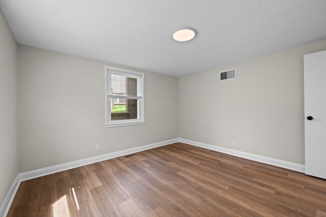 Building Photo - 805 McCausland St