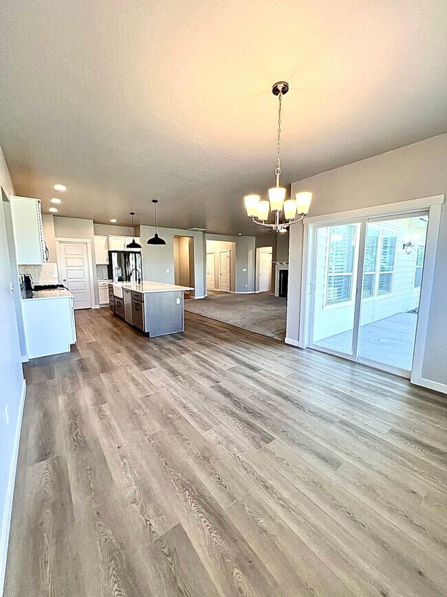 Building Photo - 4 Bedroom 2 bath 3 Car Garage Single Level Meridian.