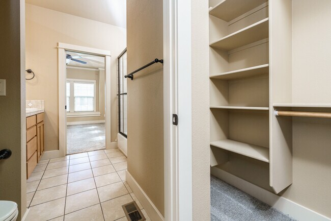 Building Photo - 994 E Winding Creek Dr