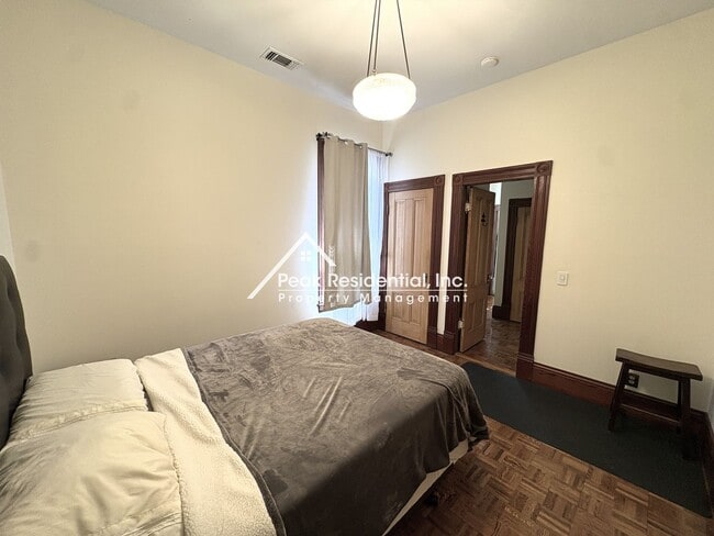 Building Photo - Furnished 1bd/1ba Midtown Duplex!