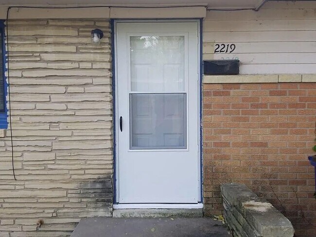 Building Photo - Charming 2-Bedroom 1 Bath Duplex!