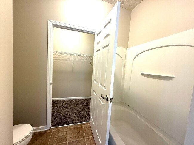 Building Photo - 9400 Clubview Dr