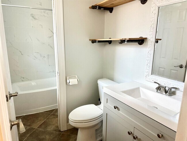 Building Photo - 1126 E Dartmouth Ln