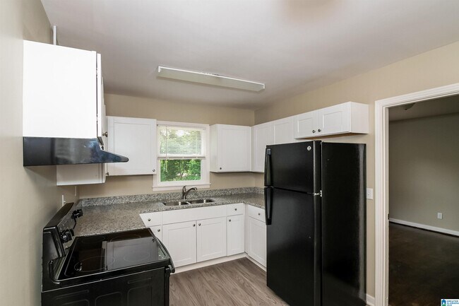 Building Photo - 557 Zinnia Ln