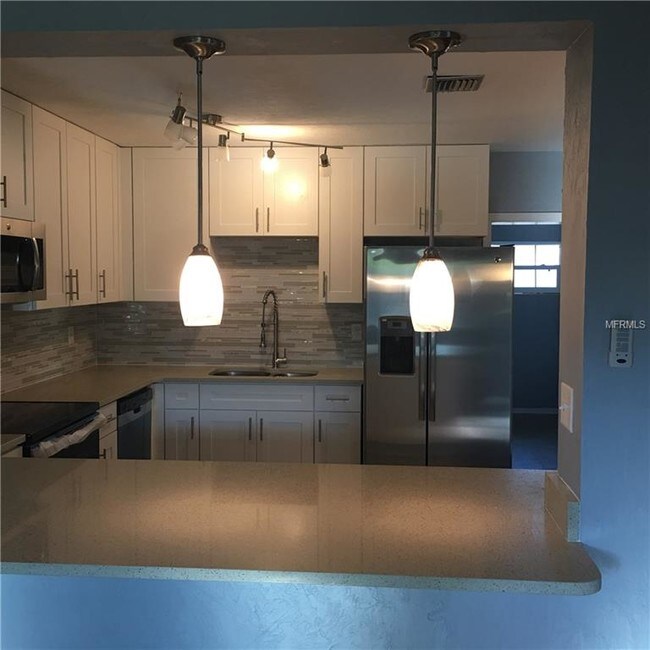 Building Photo - 700 Tam O Shanter Dr