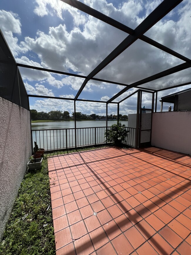 Spacious patio overlooking very clean lake - 1424 SW 131st Place Cir E