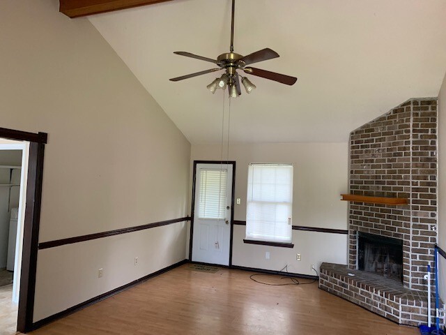 Building Photo - Available Home, 3 bed. 2 bath