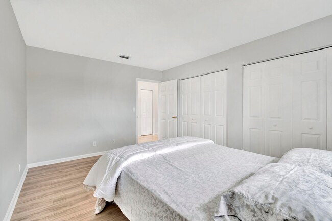 Building Photo - 1588 Farmington Ave
